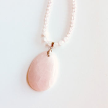 IMG_E7012 rose quartz pendant lying just lighter background